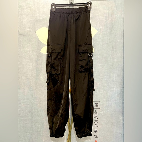 NWOT Forever 21 Cargo Pants 🖤 - Picture 1 of 9